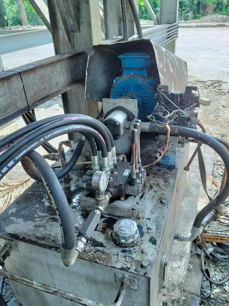 Hydraulic power unit with motor, pump, valve block and hoses for the empty bunch hopper