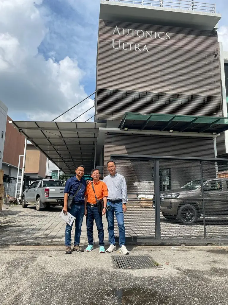 Indolik team in front of the Autonics Ultra building