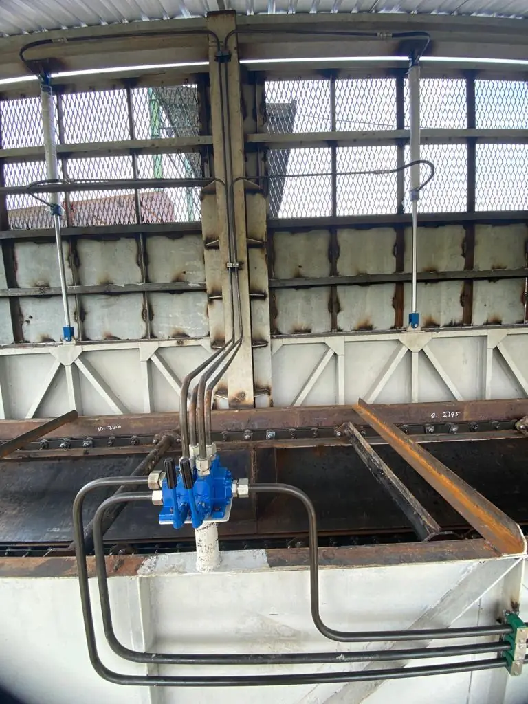Hydraulic piping on a loading ramp