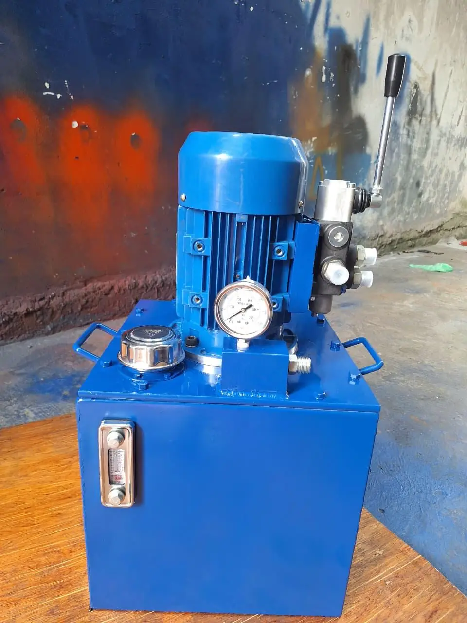 Mini hydraulic power pack with electric motor, pressure gauge, level gauge and hand lever valve