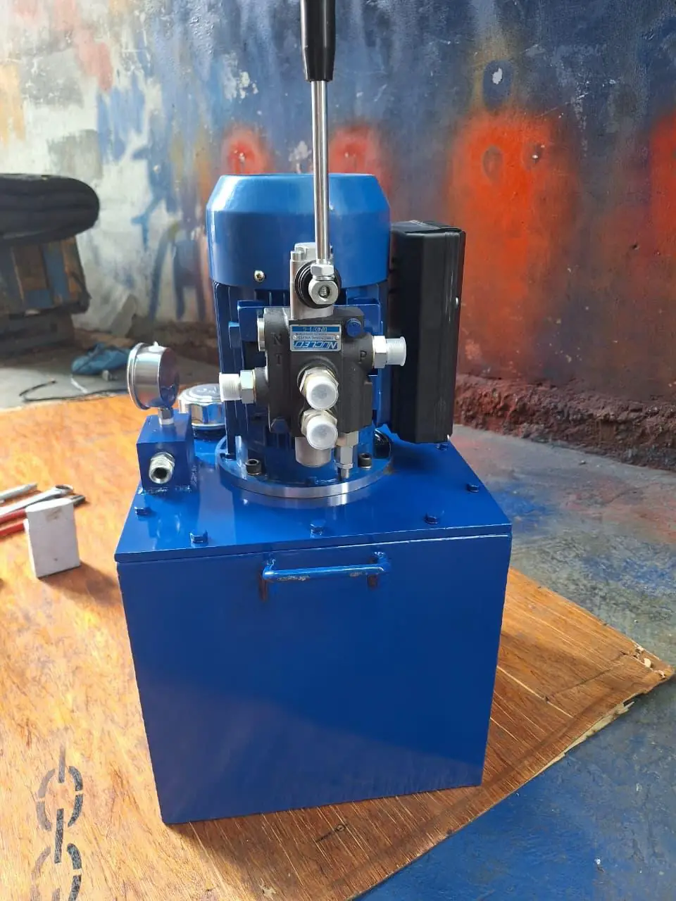 Mini hydraulic power pack seen from the valve side with a directional hand lever valve