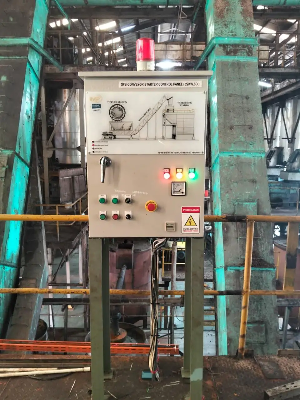 Control panel with indicator lamps and beacon for the twin drive hydraulic system