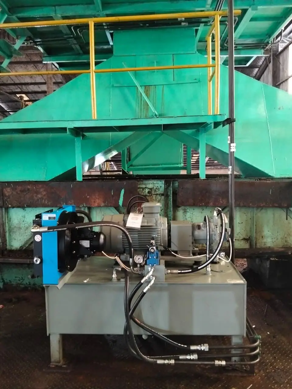 Hydraulic power unit with oil cooler, motor and pump for a twin drive